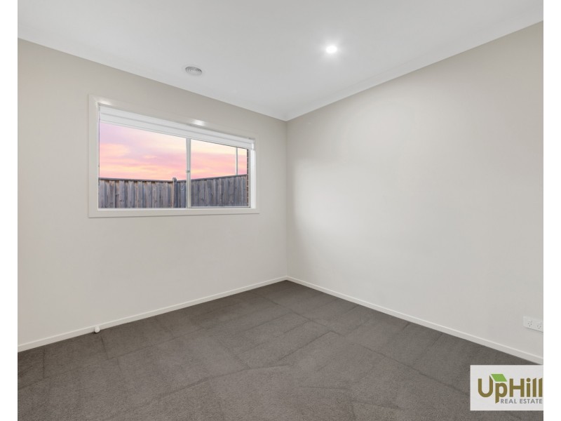 39 Cheddington Road, Cranbourne East VIC 3977