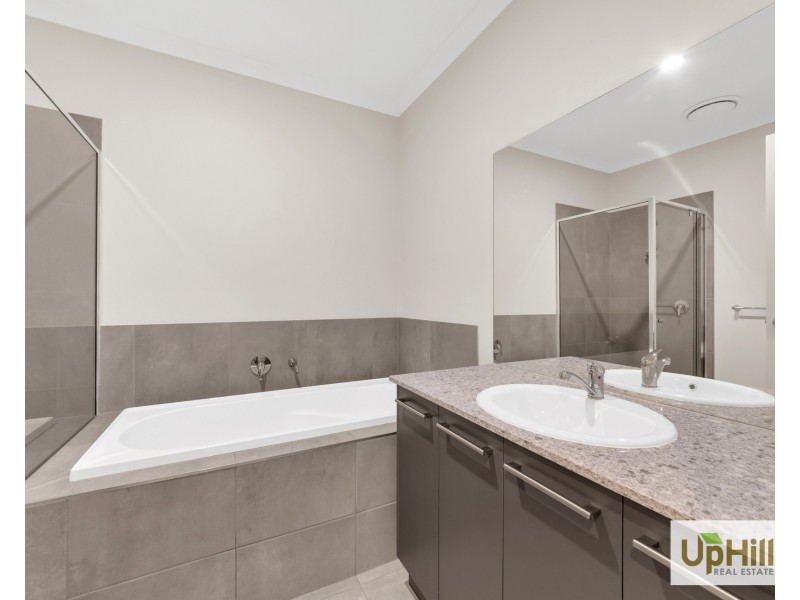39 Cheddington Road, Cranbourne East VIC 3977