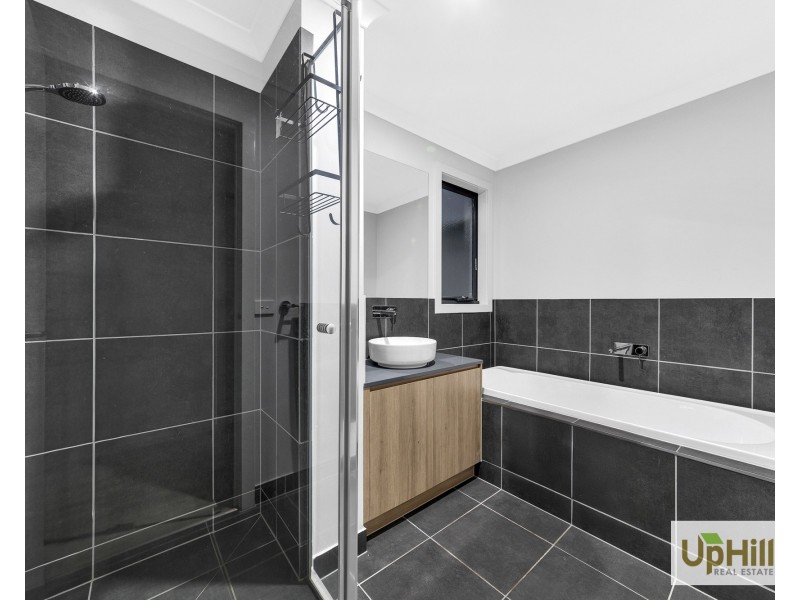 7 Guell Lane, Clyde North VIC 3978