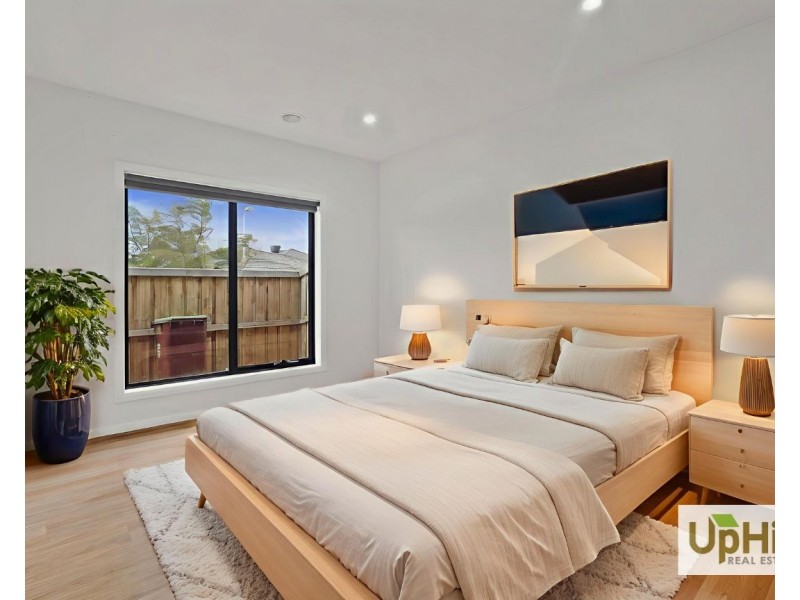 2 Eiger Street, Clyde North VIC 3978