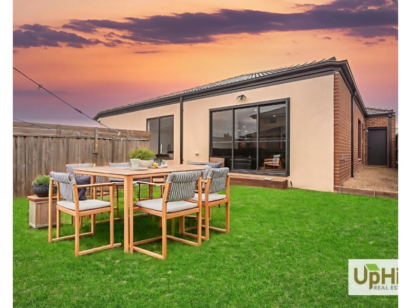 2 Eiger Street, Clyde North VIC 3978