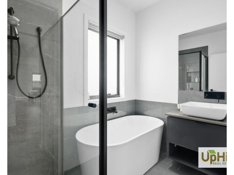 2 Eiger Street, Clyde North VIC 3978