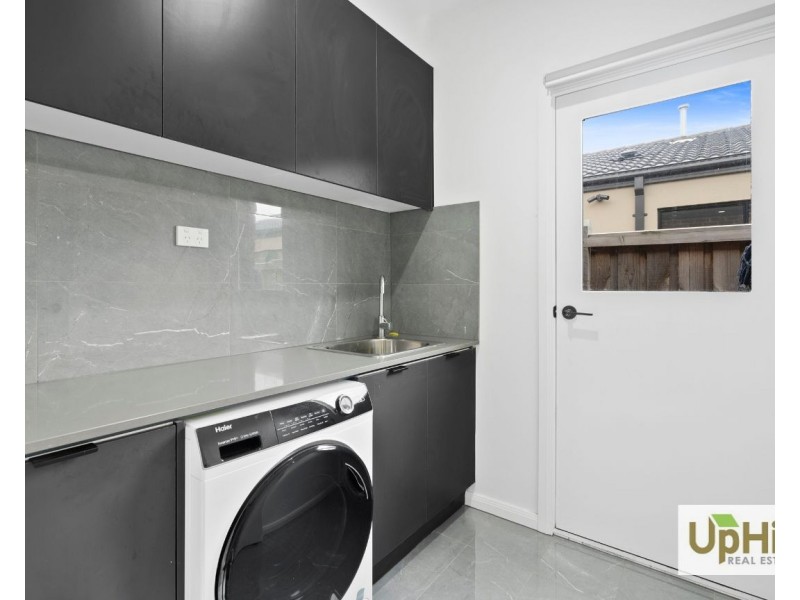 2 Eiger Street, Clyde North VIC 3978