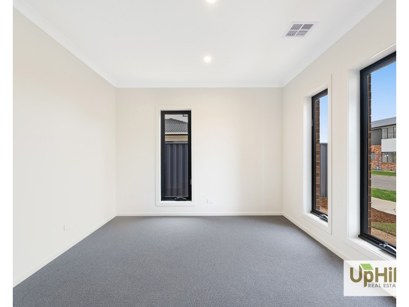 4 Wonder Avenue, Clyde North VIC 3978