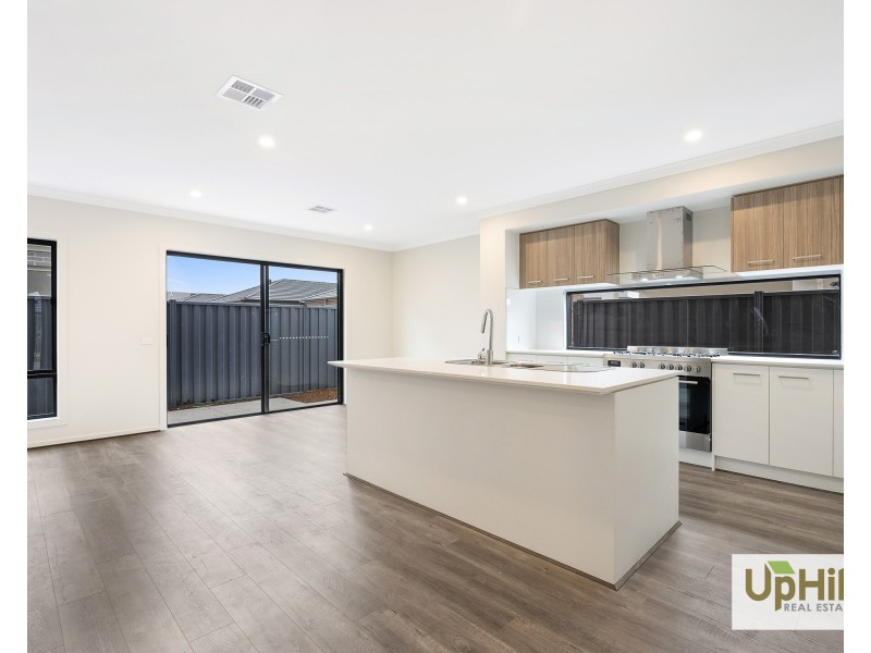 4 Wonder Avenue, Clyde North VIC 3978