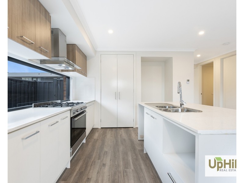4 Wonder Avenue, Clyde North VIC 3978