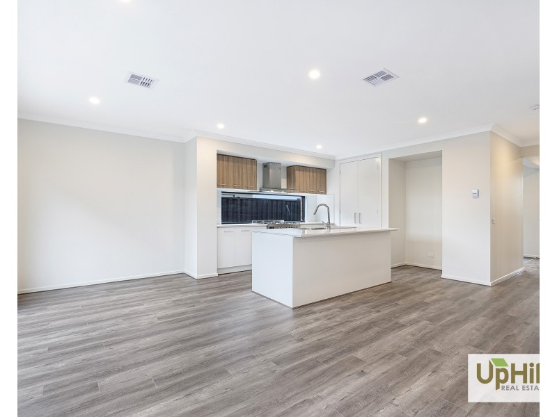 4 Wonder Avenue, Clyde North VIC 3978