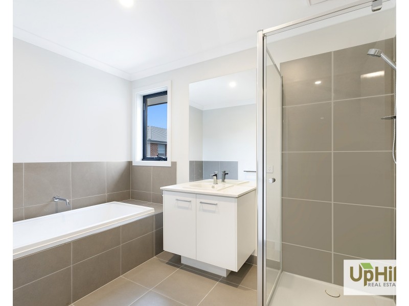 4 Wonder Avenue, Clyde North VIC 3978