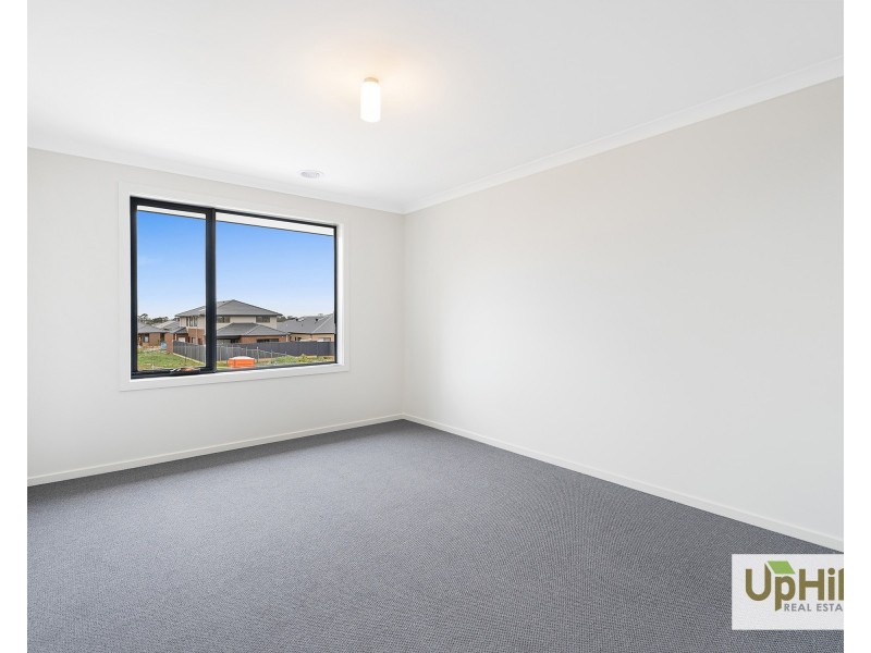 4 Wonder Avenue, Clyde North VIC 3978