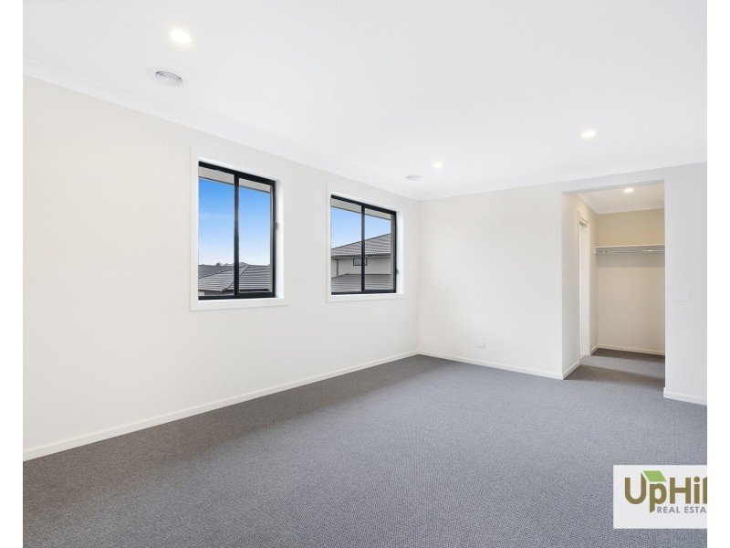 4 Wonder Avenue, Clyde North VIC 3978