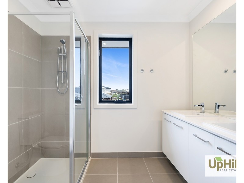 4 Wonder Avenue, Clyde North VIC 3978