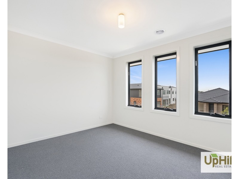 4 Wonder Avenue, Clyde North VIC 3978