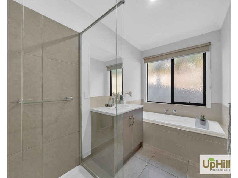 4 Union Street, Clyde North VIC 3978