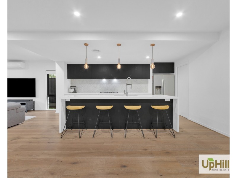 8 Merlot Way, Clyde North VIC 3978