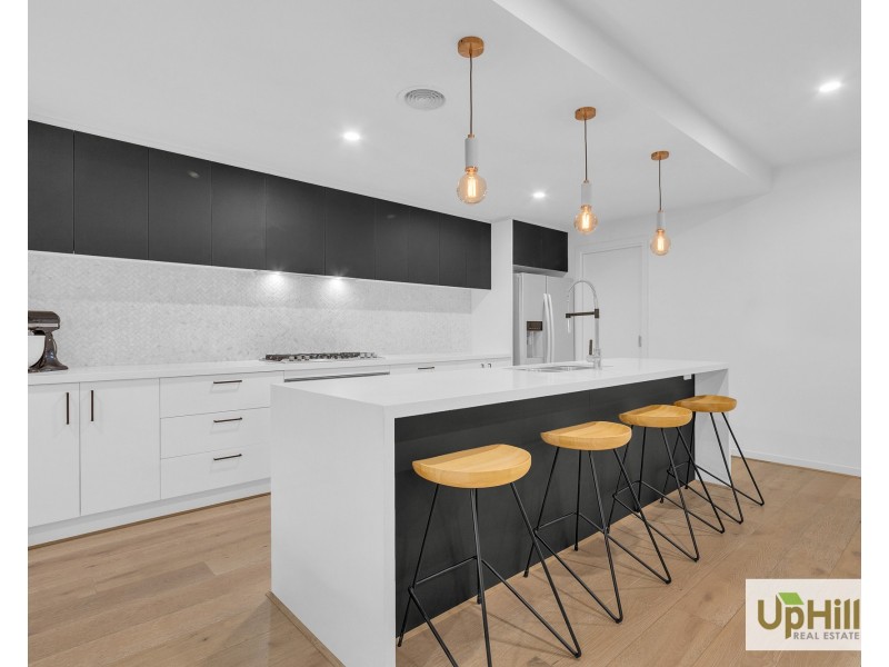 8 Merlot Way, Clyde North VIC 3978