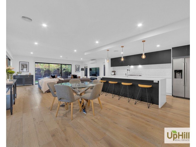 8 Merlot Way, Clyde North VIC 3978