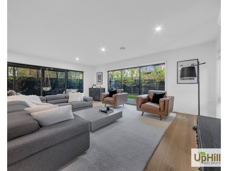 8 Merlot Way, Clyde North VIC 3978