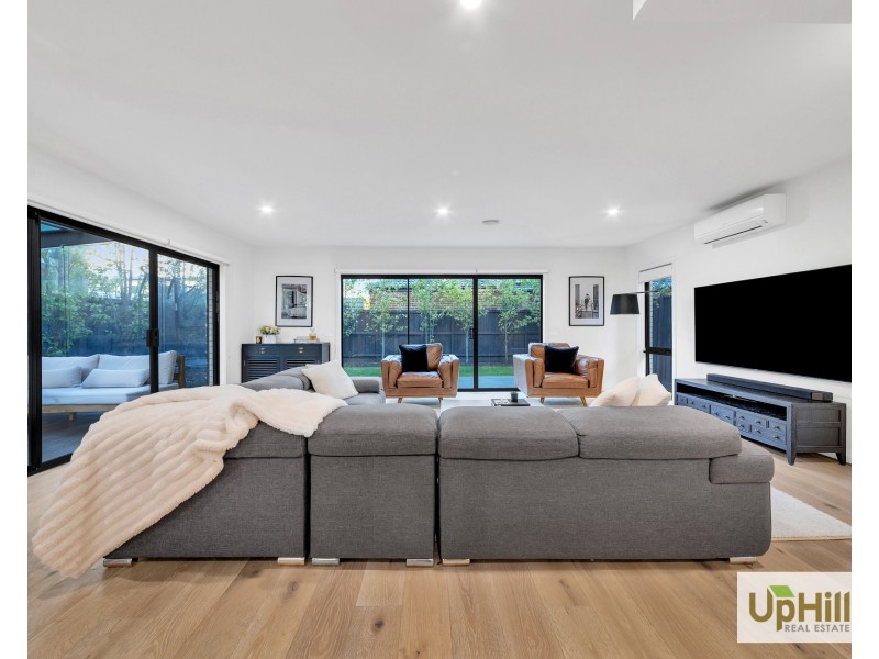 8 Merlot Way, Clyde North VIC 3978