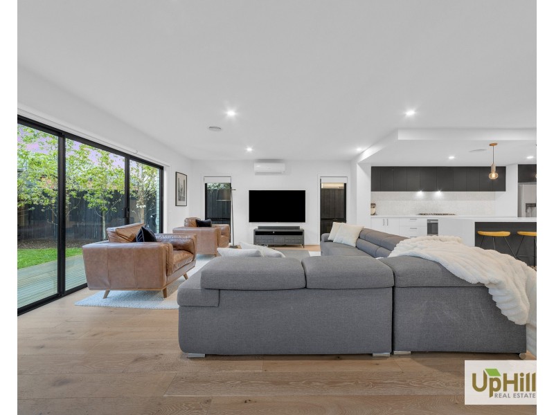 8 Merlot Way, Clyde North VIC 3978