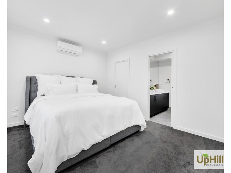 8 Merlot Way, Clyde North VIC 3978