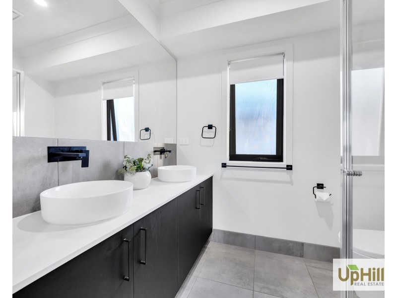 8 Merlot Way, Clyde North VIC 3978