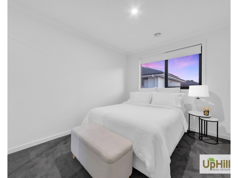 8 Merlot Way, Clyde North VIC 3978