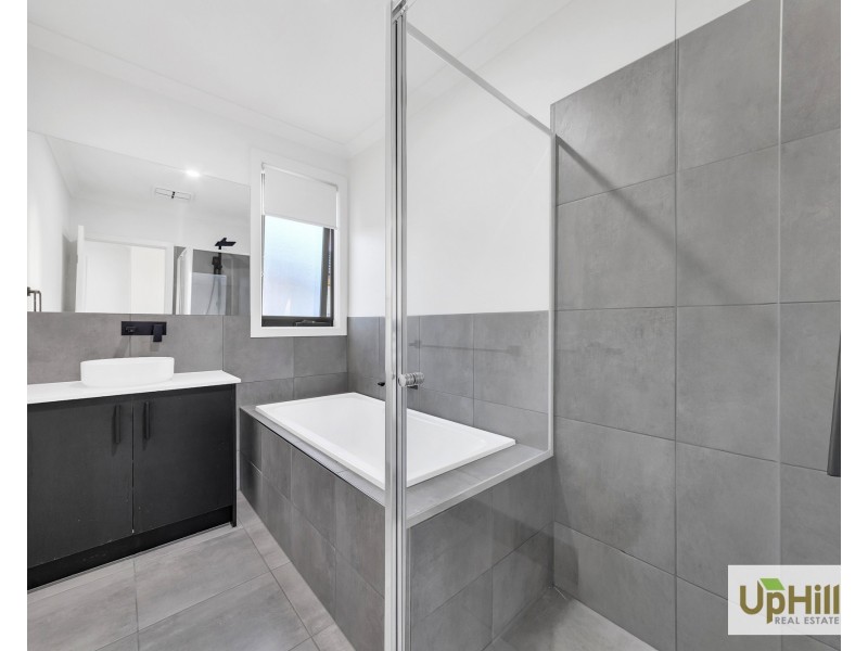 8 Merlot Way, Clyde North VIC 3978