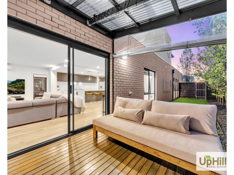 8 Merlot Way, Clyde North VIC 3978