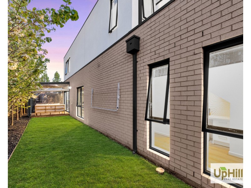 8 Merlot Way, Clyde North VIC 3978