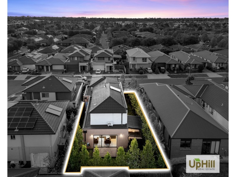 8 Merlot Way, Clyde North VIC 3978