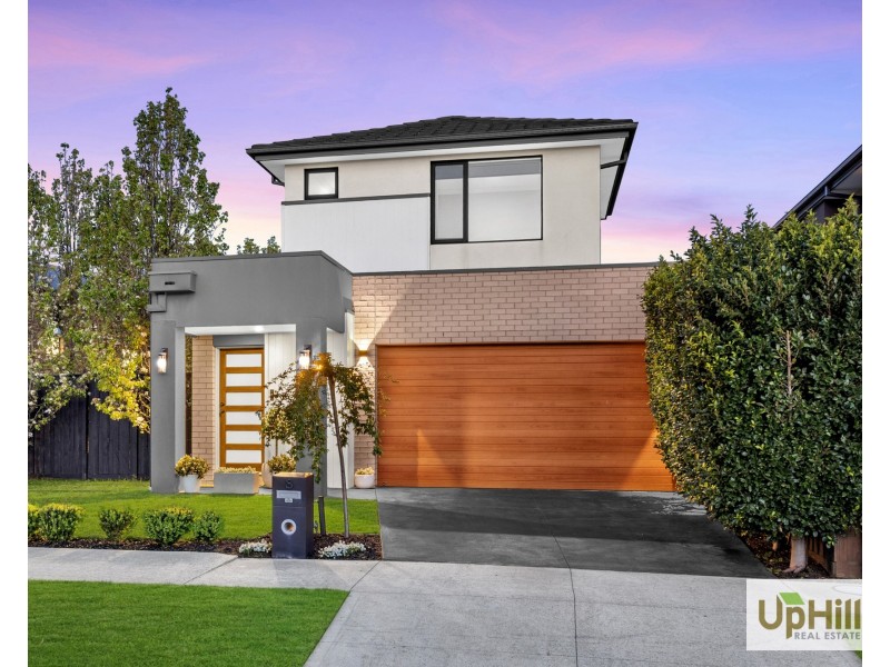 8 Merlot Way, Clyde North VIC 3978