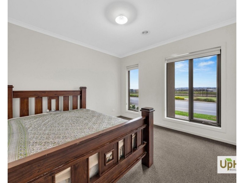210 St Germain Boulevard, Clyde North VIC 3978