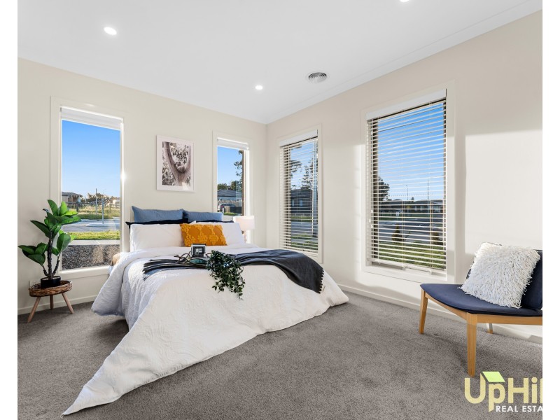 39 Cheddington Road, Cranbourne East VIC 3977