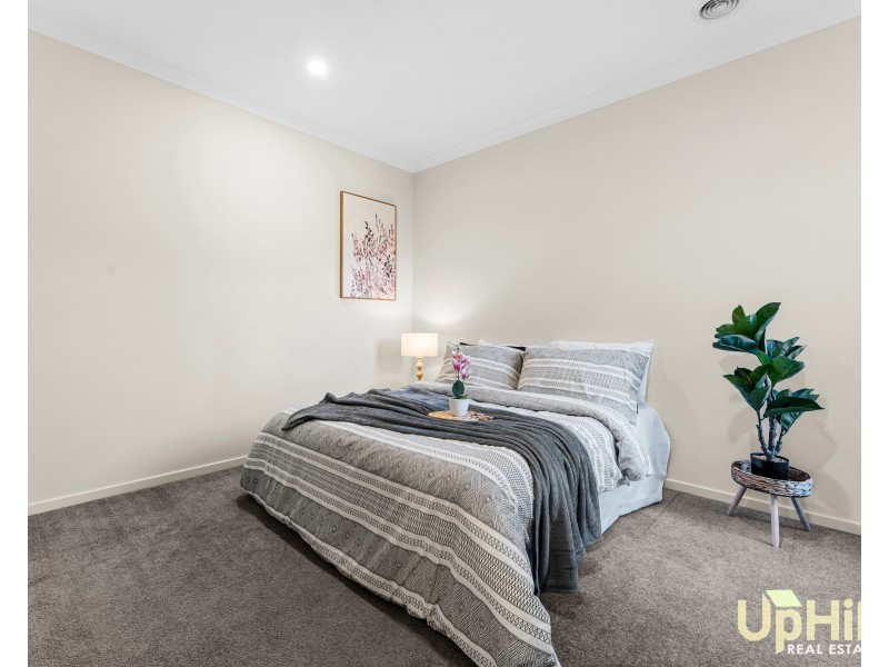 39 Cheddington Road, Cranbourne East VIC 3977
