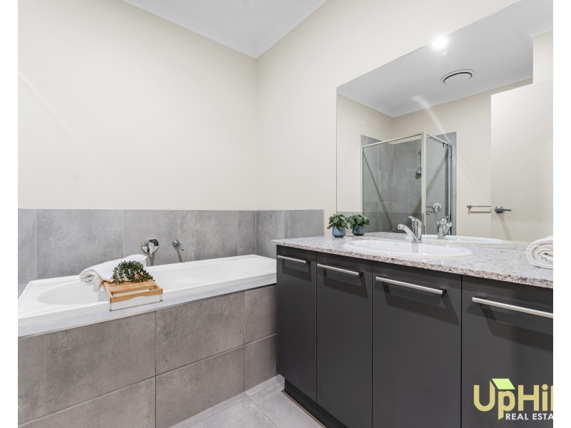 39 Cheddington Road, Cranbourne East VIC 3977