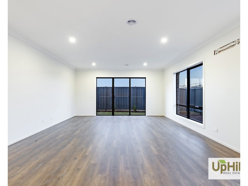 8 Eildon Avenue, Clyde VIC 3978