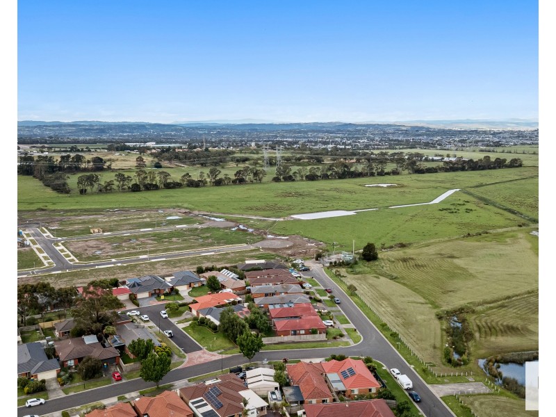 27A Staunton Walk, Cranbourne East VIC 3977