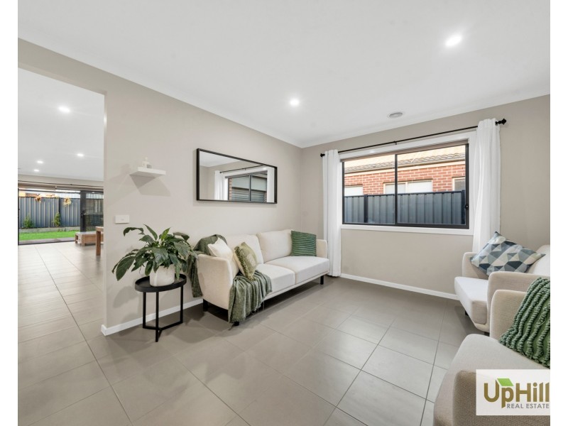 5 Paso Grove, Clyde North VIC 3978