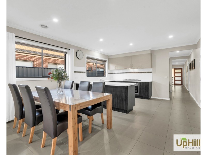 5 Paso Grove, Clyde North VIC 3978