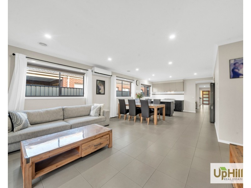5 Paso Grove, Clyde North VIC 3978