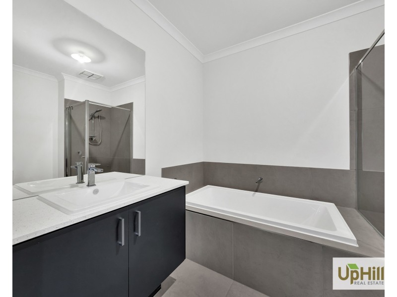 3 Lismac Avenue, Clyde North VIC 3978