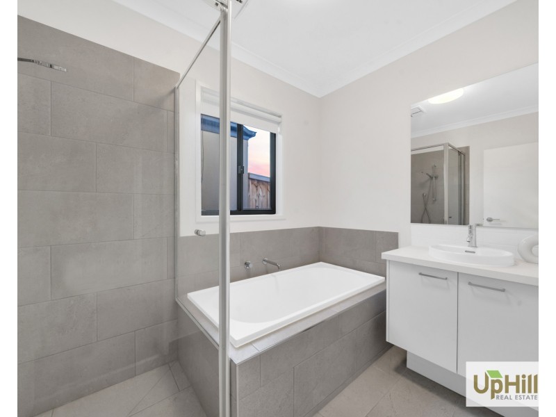 37 Parkrise Boulevard, Clyde North VIC 3978