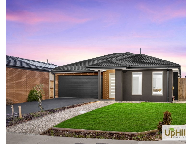 39 Cheddington Road, Cranbourne East VIC 3977