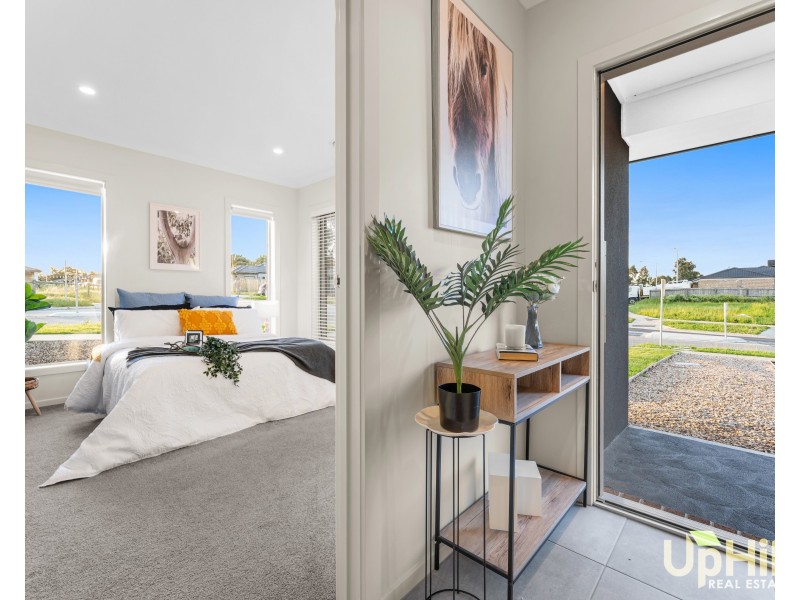 39 Cheddington Road, Cranbourne East VIC 3977
