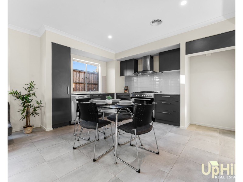 39 Cheddington Road, Cranbourne East VIC 3977