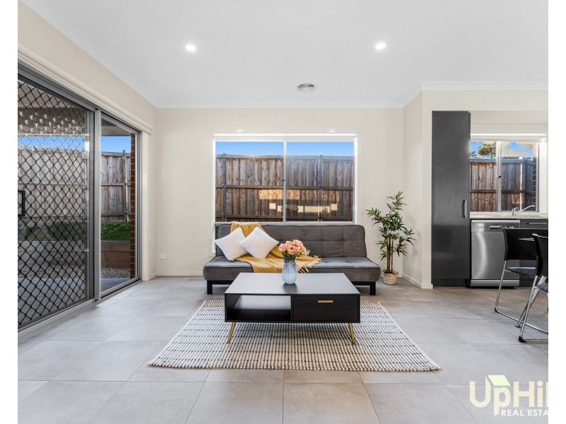 39 Cheddington Road, Cranbourne East VIC 3977