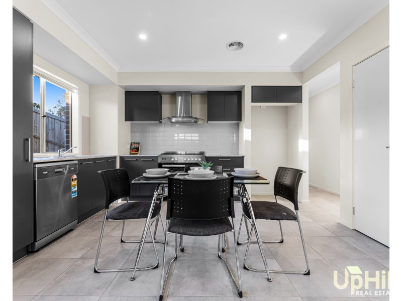 39 Cheddington Road, Cranbourne East VIC 3977