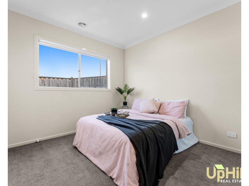 39 Cheddington Road, Cranbourne East VIC 3977