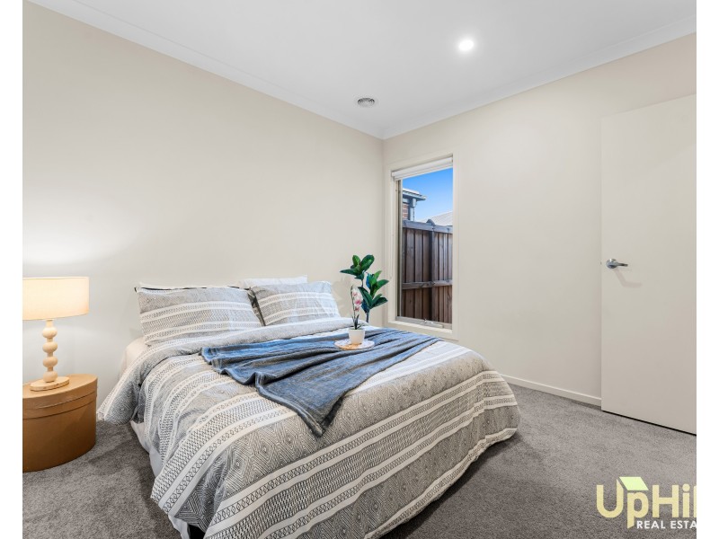 39 Cheddington Road, Cranbourne East VIC 3977