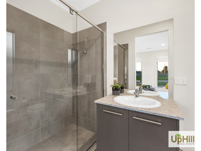 39 Cheddington Road, Cranbourne East VIC 3977